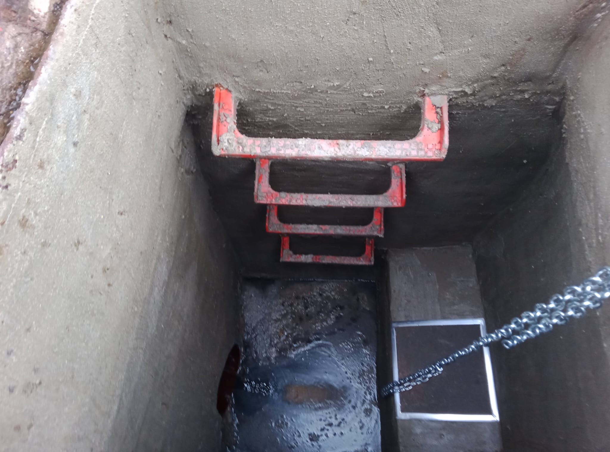 limpieza y desatasco de alcantarilla en Sevilla